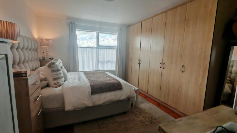 5 Bedroom Property for Sale in Reebok Western Cape